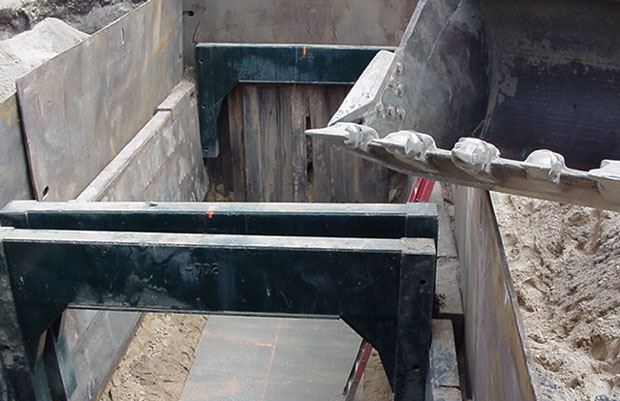 Wastewater 60 Inch Main - September 2001 - work excavation bucket