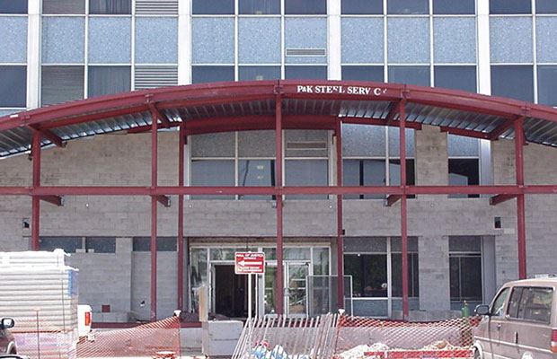 Hall of Justice - May 29 2001 - roof beams in place
