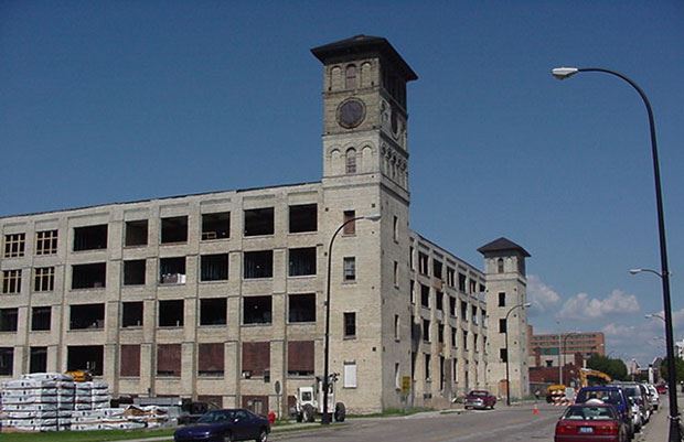 Amazon Building - August 29 2001 - front west side