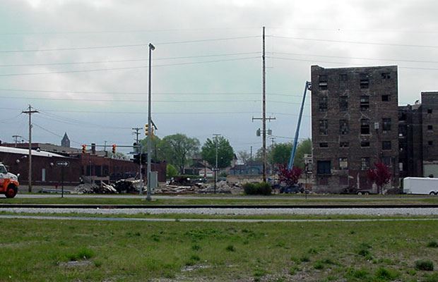 Amazon Building - May 6 2001 - poles