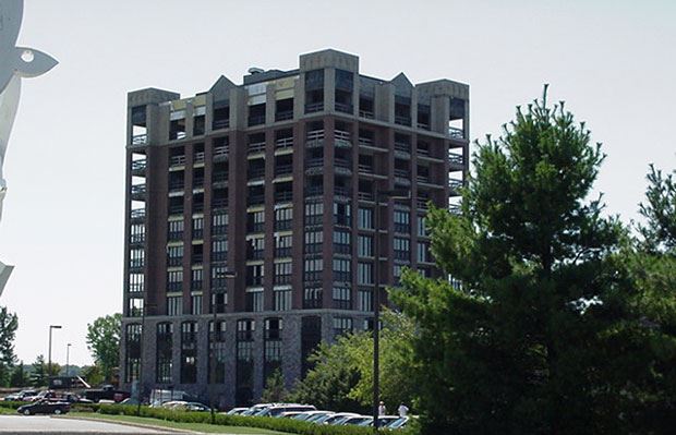Shoreline Inn - August 29 2001 - front view